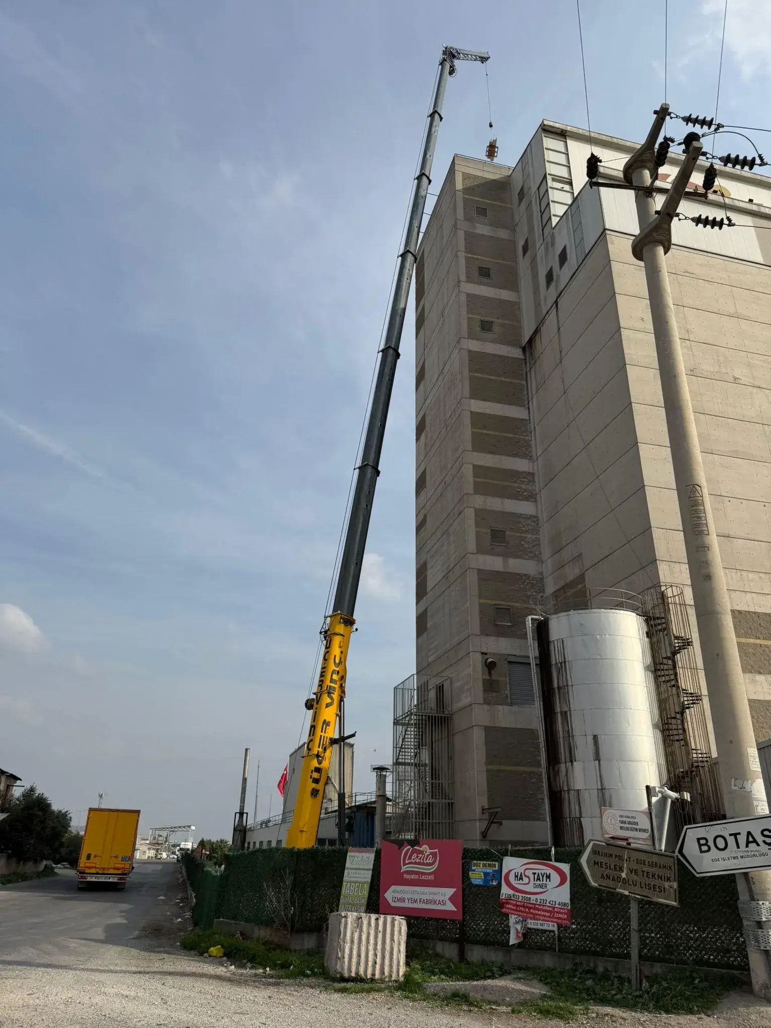 150 Ton Teleskopik — Üçer Vinç